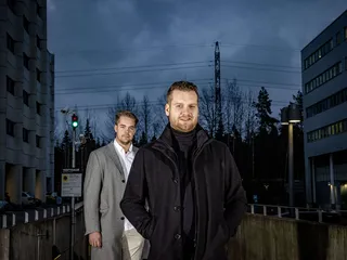 Savon Aurinkoenergian myyneet Arttu Voutilainen (vasemmalla) ja Tuukka Huumonen käyttävät yrityskaupparahojaan asuntosijoittamiseen.
