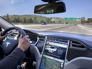 Teslan entisen työntekijän mukaan todellista toimintamatkaa silottelevia ohjelmistoja käytettiin ainakin ensimmäisen polven Model S-malleissa ja Roadsterissa.