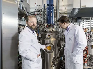 ­Juha-Pekka Pitkänen (vas.) ja Pasi Vainikka esittelevät Solar Foodsin bioreaktoria, jossa mikrobit lisääntyvät.