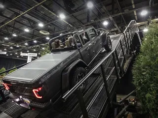 Jeepin pickup Gladiator nousee Detroitin automessuilla 45 asteen kulmassa mäkeä ylös. Seuraavassa esteessä se ajaa mukavasti myös 35 asteen sivuttaiskulmassa. Mallin saa myös sähköisenä.