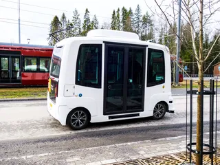 Robottiajoneuvo ajossa Tampereella huhtikuussa 2023.