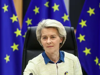 Ursula von der Leyenin mukaan EU-mailla on käytettävissä 250 miljardia euroa "siltarahoitusta" siihen asti kunnes uusi suvereniteettirahasto perustetaan. Nämä 250 miljardia euroa ovat alun perin peräisin EU:n koronaelvytyspaketista.