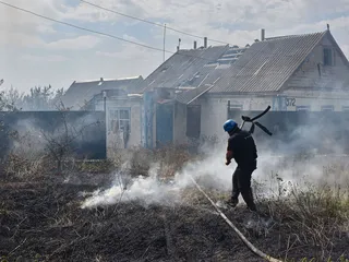 Ukrainalainen palomies hillitsee tulipaloja Venäjän pommitusten jäljiltä Huliaipolessa Zaporižžjan seudulla.