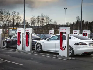 Norjassa sähköautoilijat toivovat isoja latauskeskittymiä. Oslon Kløftassa on Teslan Supercharger-asema 20 autolle ja Mer-operaattorin pikalaturit 6 autolle. Keskiviikkoruuhkassa Tesla-latureilla oli tilaa, Merillä täyttä.