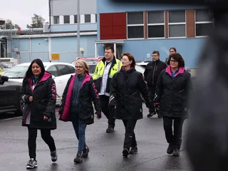 Työntekijät marssivat ulos Nokian Oulun-tehtaalta tiistaina osana ammattiliittojen järjestämiä mielenilmauksia.
