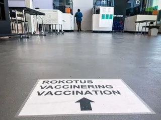 Rokotehankintojen päätöksenteko siirrettiin STM:lle vuonna 2011, mutta nyt STM haluaa palauttaa sen THL:lle. Kuva Helsingin messukeskuksen rokotuspisteeltä vuodelta 2021.