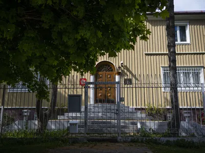 Venäjän konsulaatti toimii Maarianhaminassa. Se valvoo Ahvenanmaan aseettomuutta.
