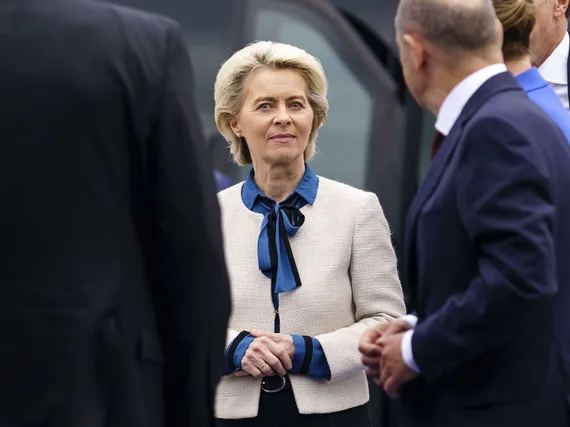 Unioni koolla. EU-maiden johtajat kokoontuvat ylimääräiseen huippukokoukseen maanantaina. Arkistokuvassa komission puheenjohtaja Ursula von der Leyen.Kuva: epa09956070