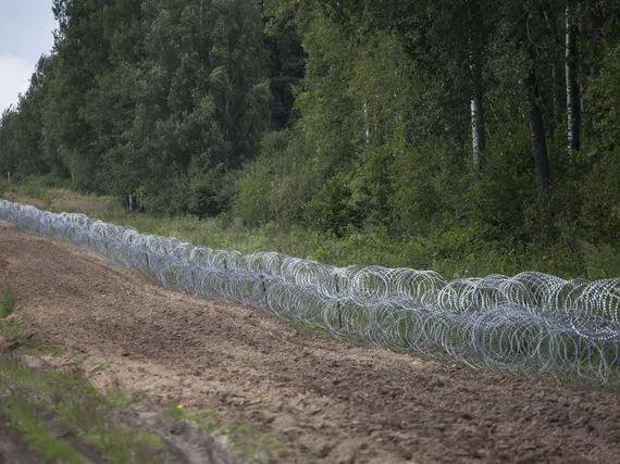 Valko-Venäjän Ruotsin-suurlähettiläs paljasti radiossa miten pakolaisvirta  EU:hun syntyy: ”Pian suuri määrä afgaaneja” | Uusi Suomi