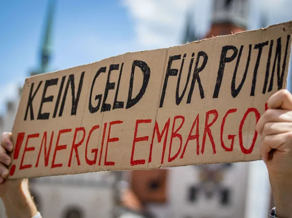 Lisää pakotteita. Saksalaiset mielenosoittajat vaativat lauantaina Münchenissä venäläisen energian tuontikieltoa.Kuva: Leo.Fge