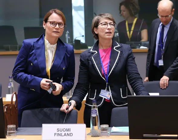 Maa- ja metsätalousministeri Sari Essayah (oikealla) ja suurlähettiläs Tuuli-Maaria Aalto edustivat Suomea maanantaina EU:n maatalous- ja kalastusneuvoston kokouksessa Brysselissä.