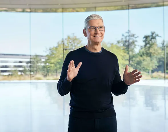 Applen toimitusjohtaja Tim Cook Applen pääkonttorin Steve Jobs Theater -teatterin yläaulassa lokakuussa 2020.