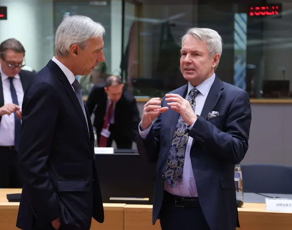Pekka Haavisto keskusteli kokouspaikalla Brysselissä Portugalin-kollegansa João Gomes Cravinhon kanssa.