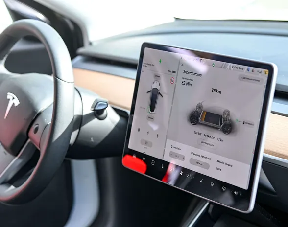 Teslan kosketusnäyttöjen temppuilu saattaa johtua digitaalisen keskusyksikön ylikuumenemisesta.