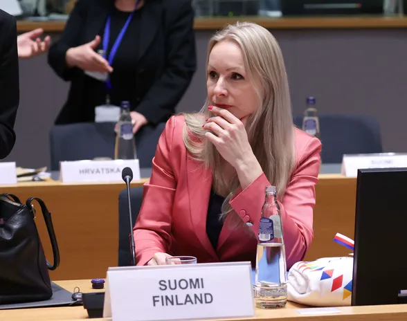Suomea kokouksessa edusti valtiosihteeri Ann-Mari Kemell. Hän oli tyytyväinen siihen, että ratkaisu syntyi.