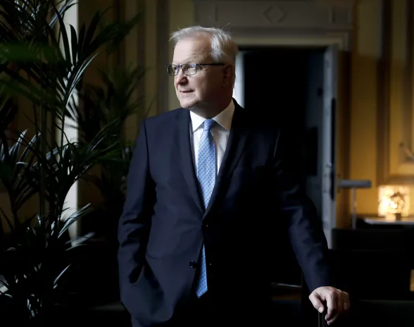 Suomen Pankin pääjohtajan Olli Rehnin mukaan rahapolitiikan kiristämistä on syytä jatkaa johdonmukaisesti.