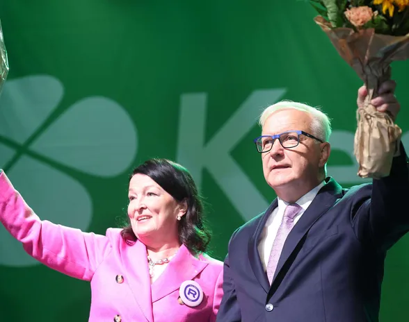 Olli Rehn valittiin yksimielisesti keskustan presidenttiehdokkaaksi. Kuvassa myös Rehnin vaimo Merja Rehn.