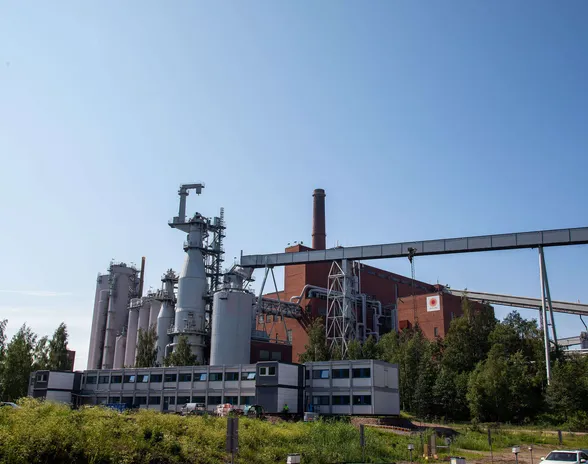 Stora Enson Sunilan tehdas Kotkassa on ollut suljettuna toukokuusta lähtien, ja yhtiö päätti nyt pysyvästä tuotannon lopetuksesta tehtaalla. Sulkeminen vaikuttaa 240 työntekijään.