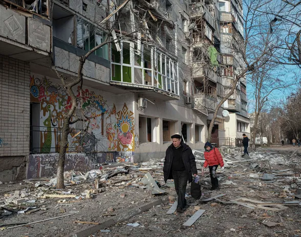 Asukkaita venäläisten tuhoamassa H’ersonin kaupungissa, jonka Ukraina valtasi takaisin marraskuussa.