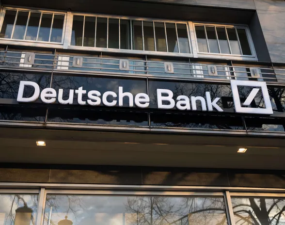 Saksalaisen jättipankki Deutsche Bankin luottoriskijohdannaisten nousua pidetään hälytysmerkkinä.