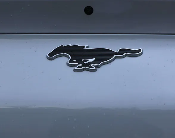 Ford alentaa Mustang Mach-E -sähkökatumaasturinsa hintoja ja kasvattaa tuotantoa.