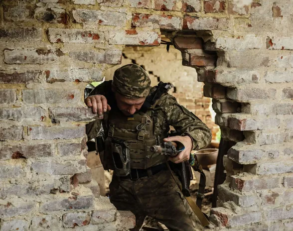 Ukrainalaissotilas Donetskin alueella toukokuun lopussa.