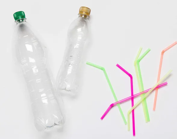 Pet-muovia käytetään muun muassa juomapulloissa.