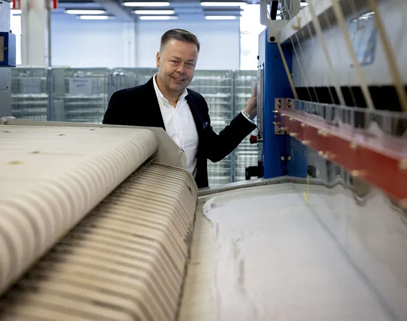 Keravalle avattu Rusanen Groupin huippumoderni suurpesula pyykkää    tekstiilejä 2 000 kiloa tunnissa, kertoo toimitusjohtaja Jori Rusanen.