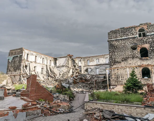 Tuhottu kirkko Donetskin alueella sijaitsevassa Bohorodychnen kylässä.