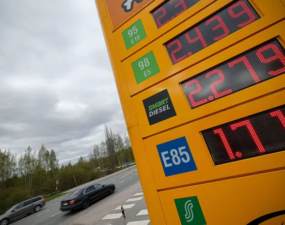 Sodan alettua Suomessa autoiltiin historiallisen kalliilla polttoaineilla.