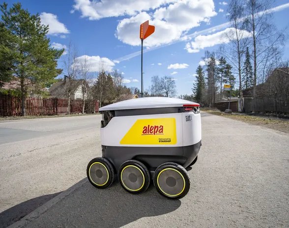 35 kilon painoinen sähköllä toimiva kuljetusrobotti voi liikuttaa yhdeksän kilon painosta ostoksia.