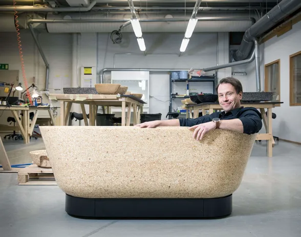 Woodion entinen toimitusjohtaja ja toinen perustaja Petro Lahtinen esittelee puukomposiittimateriaalista valmistettua kylpyammetta.