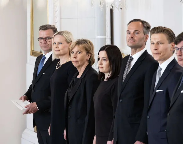 Kuvassa pääministeri Petteri Orpon (kok) hallitus, joka on päättänyt tehdä täyskäännöksen Kela-korvausten suhteen. Sosiaaliturvaministeri Sanni Grahn-Laasonen (kok) neljäntenä vasemmalta laskien.
