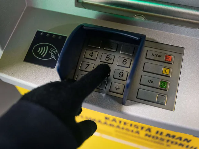 Käteisautomaatilla. Ukrainan sotatilanne sai monet suomalaiset nostamaan ylimääräistä käteistä rahaa. Tiina Somerpuro