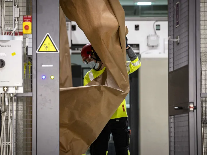 Stora Enso muuttaa Oulun tehtaalla toisenkin käytöstä poistetun paperikoneen kartonkikoneeksi. Miljardi-investointi on toistaiseksi edennyt aikataulussa. Uuden koneen pitäsi olla käytössä vuonna 2025.