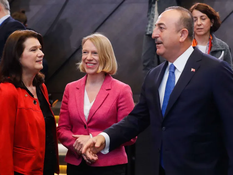 Ruotsin edellinen ulkoministeri Ann Linde (sd) ja Turkin Mevlüt Çavuşoğlu ottivat yhteen lokakuussa 2020 pidetyssä tiedotustilaisuudessa. Viime toukokuun Nato-kokouksessa Çavuşoğlu arvosteli Ruotsin feminististä ulkopolitiikkaa.