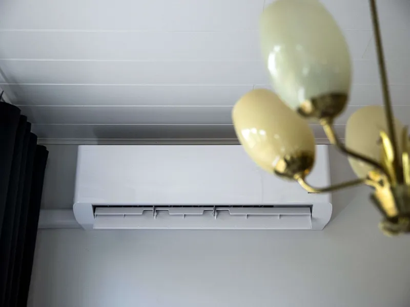 Energiateollisuuden Jukka Leskelä kehottaa kalliin sähkön aikana käyttämään ilmastointilaitteita säästeliäästi etenkin, jos ketään ei ole kotona.