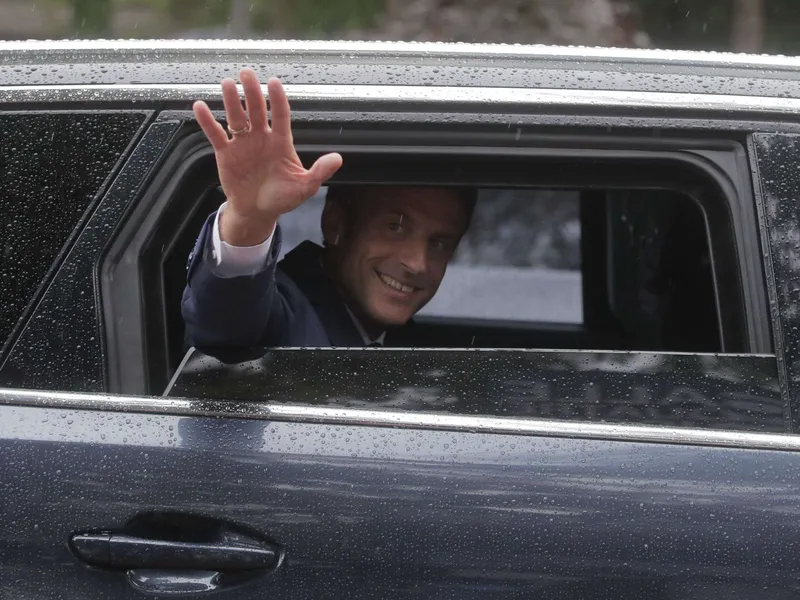 Ranskan presidentti Emmanuel Macron poistui eilen vaaliuurnilta iloisin mielin.