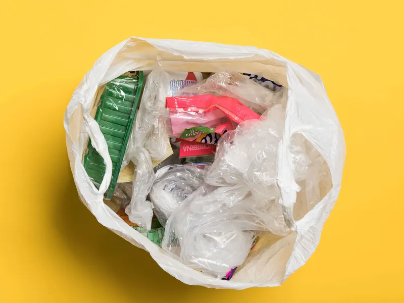 Muovi on ihanan kätevää moneen käyttötarkoitukseen – ja pienen pieninä hituina elimistöömme päätyessään sillä on haittavaikutuksia, joita emme vielä edes tunne kunnolla.