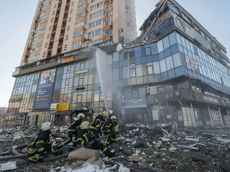 Ukrainalaiset palomiehet työssään pääkaupunki Kiovassa lauantaina 26. helmikuuta.