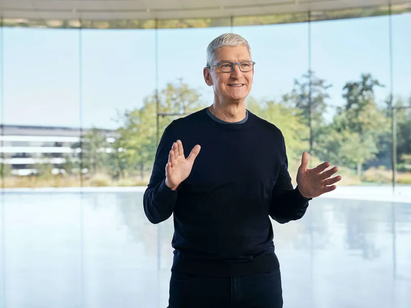 Applen toimitusjohtaja Tim Cook Applen pääkonttorin Steve Jobs Theater -teatterin yläaulassa lokakuussa 2020.