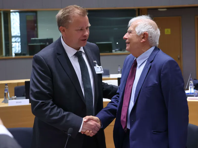 Antti Kaikkonen vaihtoi kuulumisia EU:n ulkoasioiden ja turvallisuuspolitiikan korkean edustajan Josep Borrellin kanssa Brysselissä tiistaina. ”Kiitin häntä yhteistyöstä.”