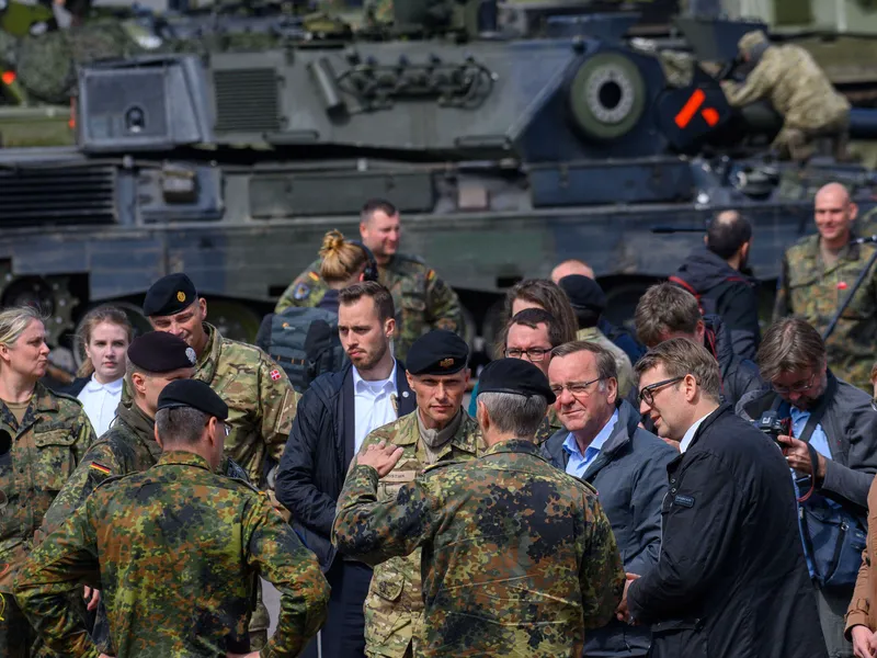 Saksan ja Tanskan puolustusministerit vierailivat perjantaina ukrainalaisten koulutusleirillä Saksan Klietzissä.