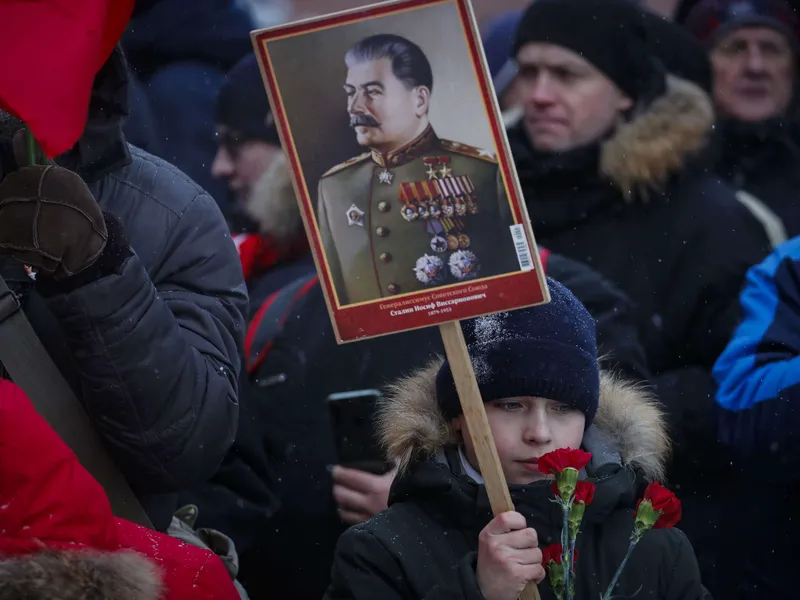 Kukkia Stalin haudalle. Hirmuhallitsijan suosio on kasvanut tasaisesti Venäjällä.