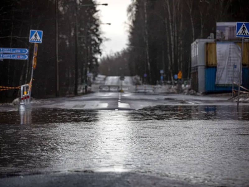 Finnoon metroaseman edusta tulvi niin, että Meritie oli suljettuna liikenteeltä tammikuussa 2023.