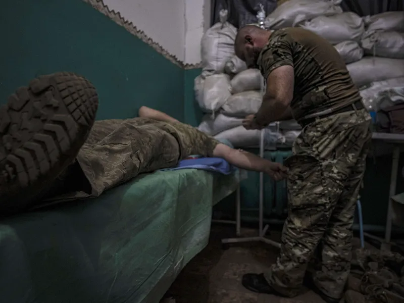 Haavoittunutta ukrainalaissotilasta hoidettiin eturintaman lähettyvillä Donetskin Bah’mutissa syyskuussa.
