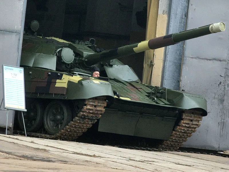 Kunnostettu T-72 ajamassa ulos tallista Kiovassa 2020.