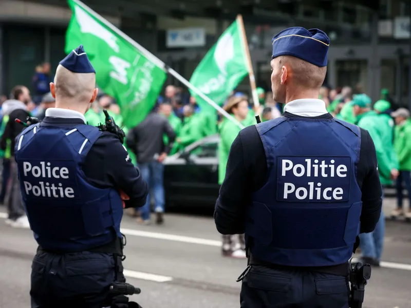 Poliisit osoittivat keskiviikkona mieltä Belgian Brysselissä. He vaativat parempaa palkkaa ja parempia työoloja.