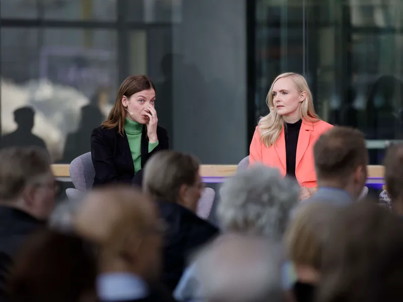 Vasemmistoliiton Li Andersson (vasemmalla) ja vihreiden Maria Ohisalo eivät supistaisi Yleisradion rahoitusta.