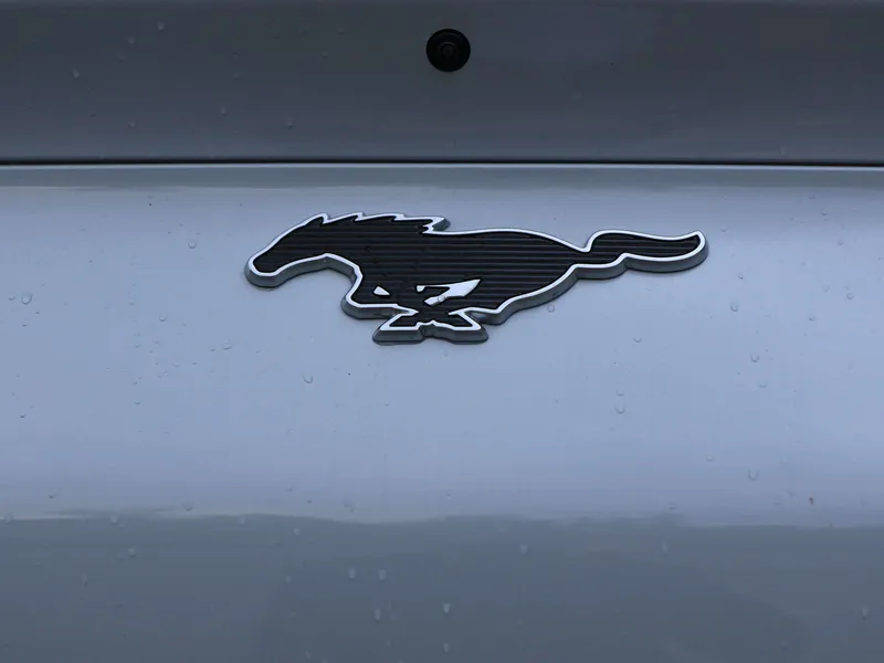 Ford alentaa Mustang Mach-E -sähkökatumaasturinsa hintoja ja kasvattaa tuotantoa.